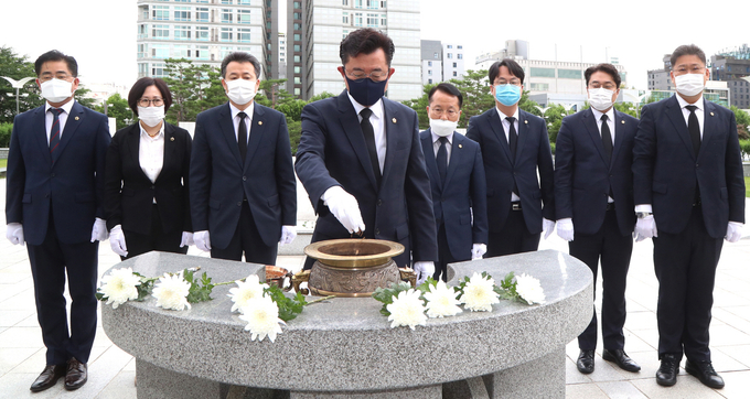 1일 수원시 인계동 현충탑에서 경기도의회 더불어민주당 후반기 박근철 대표의원(왼쪽에서 네 번째)을 비롯 수석대표단이 헌화 및 분향을 하고 있다. (사진=조병석 기자)