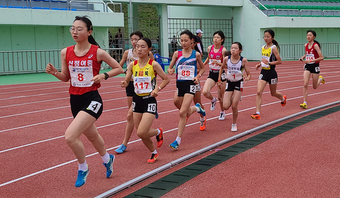 1일 경북 예천종합운동장에서 열린 제49회 춘계 전국중·고등학교육상경기대회 여자중등부 3,000m 결승 경기에서 선수들이 힘차게 레이스를 펼치고 있다. (사진=경기도육상연맹 제공)