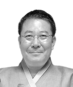 김운기<br>
시인·서지학자