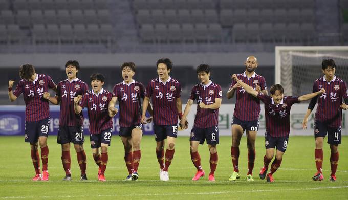 1일 수원종합운동장에서 열린 2020 하나은행 대한축구협회(FA)컵 3라운드 수원FC와 인천 유나이티드의 경기에서 승부차기 끝에 승리한 수원FC 선수들이 기뻐하고 있다. (사진=연합뉴스)