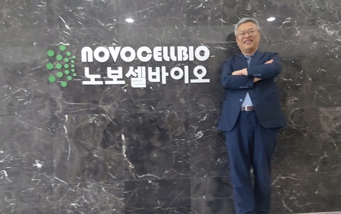 소진일 (주)노보셀바이오 대표가 사무실 앞에서 포즈를 취하고 있다. (사진=편지수기자)