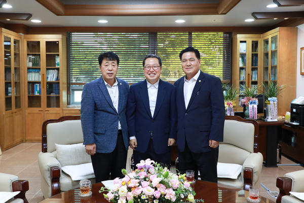 조광한 남양주시장이 지난 1일 남양주시의회 의장실을 방문해 이철영 의장과 이도재 부의장을 만나 환담했다./남양주시제공