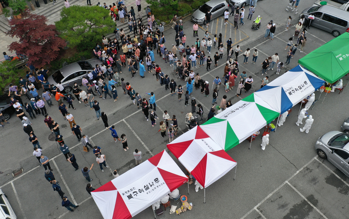 지난 3일 오후 광주 북구 일곡중앙교회 마당에 마련된 선별진료소에서 신도들이 신종 코로나바이러스 감염증(코로나19) 검사를 기다리고 있는 모습 (사진=연합뉴스 제공)