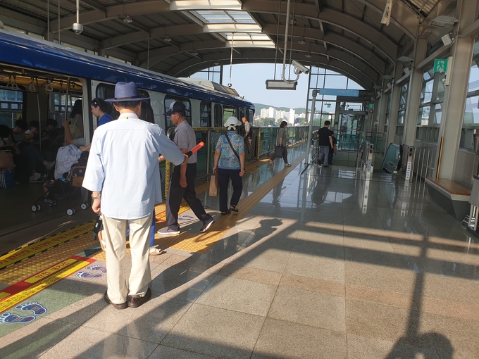 용인경전철 이용객의 안전을 책임지는 어르신 안전도우미의 활동 모습. (사진=용인시 제공)