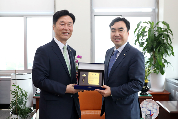 윤관석 국회 정무위원장(오른쪽)이 김상균 한국철도시설공단 이사장으로부터 감사패를 받고 있다.