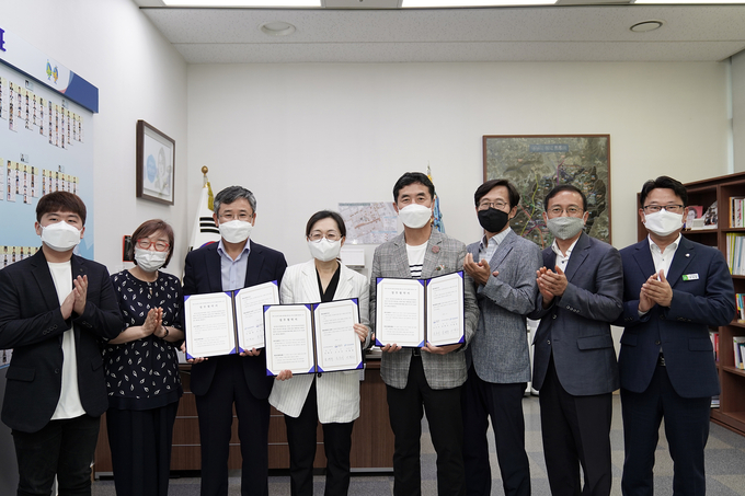 성남시와 한국청소년정책연구원, 성남교육지원청이 6일 청소년 정책을 위한 업무협약을 체결해 송병국 한국청소년정책연구원장, 은수미 성남시장, 이범희 성남교육장 및 관계자들이 기념촬영을 하고 있다. (사진=성남시 제공)