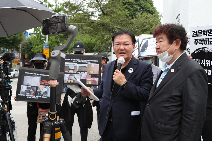 6일 의정부지방법원 앞에서 민경욱 전 미래통합당 의원이 자신에게 투표용지를 전달한 제보자에 대한 검찰의 구속영장 청구에 대해 발언하고 있다. (사진=연합뉴스)