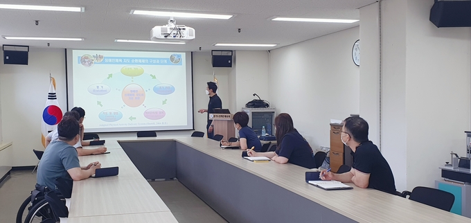 6일 경기도장애인체육회 회의실에서 열린 장애인 체육 프로그램 개발 및 보급 전략 교육에서 전임체육지도자들이 차정우 도장애인체육회 체육진흥과장의 강의를 듣고 있다. (사진=경기도장애인체육회 제공) 