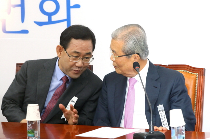 미래통합당 김종인 비상대책위원장, 주호영 원내대표가 6일 국회에서 열린 비상대책위원회에 참석해 논의하고 있다. (사진=연합뉴스) 