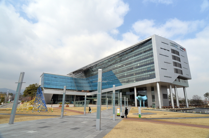 고용우수기업 신청은 '성남시청 홈페이지→시정소식→일반공고'에서 하면된다.<br>
(사진=성남시청 전경)