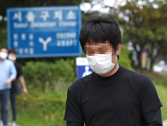  세계 최대 아동 성 착취물 사이트 '웰컴 투 비디오' 운영자인 손정우 씨가 6일 오후 법원의 미국 송환 불허 결정으로 석방되어 경기도 의왕 서울구치소를 나서고 있다. (사진=연합뉴스 제공)
