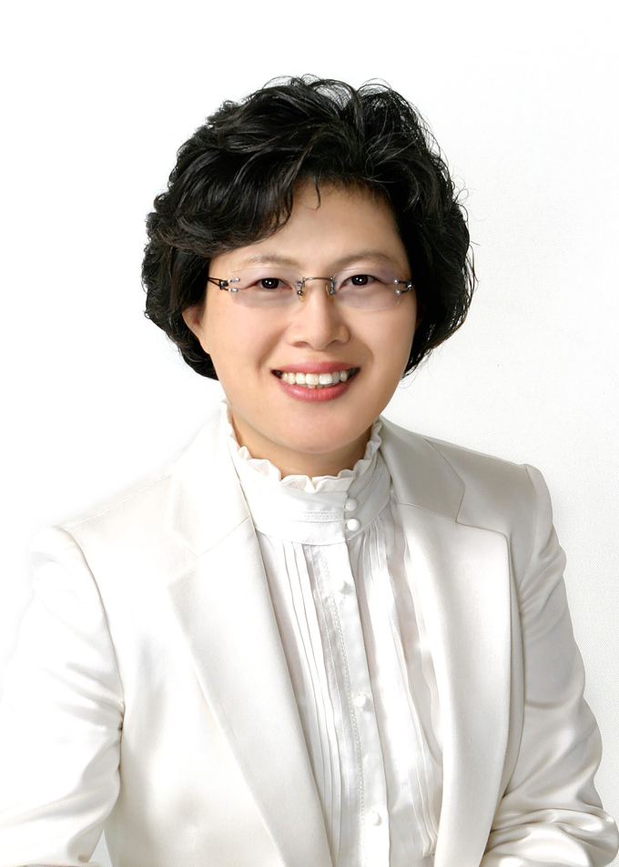 제8대 안산시의회 후반기 의장에 당선된 박은경 의원.