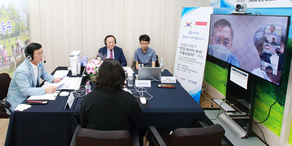 이강호 남동구청장이 인도네시아 화상 수출상담회에 참석해 외국 바이어에게 지역 기업들의 우수성을 홍보하고 있다./남동구 제공