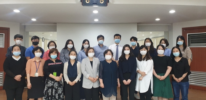 파주 정신건강 및 자살예방센터 신규 사례관리자 11명이 교육을 마치고 기념촬영을 하고 있다.{사진제공=파주시청}