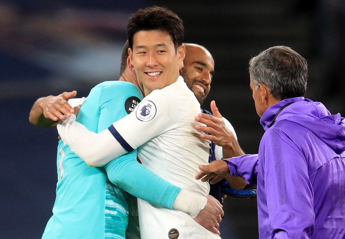 7일 영국 런던의 토트넘 홋스퍼 스타디움에서 열린 2019~2020 잉글랜드 프로축구 프리미어리그 33라운드 에버턴과 토트넘의 경기에서 전반 종료 후 충돌했던 토트넘의 손흥민(가운데)과 주장인 골키퍼 위고 로리스가 경기 종료후 포옹하고 있다. (사진=연합뉴스 제공)