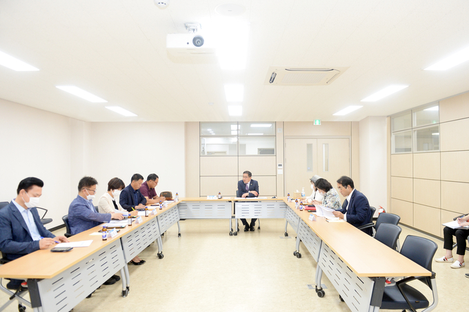 파주시의회 자치행정위원회에서 체육선수 폭언 폭행 금지를 위한 대책회의를 하고 있다.{사진제공=파주시의회}