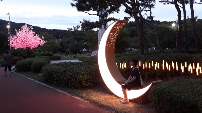 이천시가 최근 설봉공원 내 조형물에 LED조명을 설치해 운치있는 야간명소로 조성했다. (사진=이천시 제공)