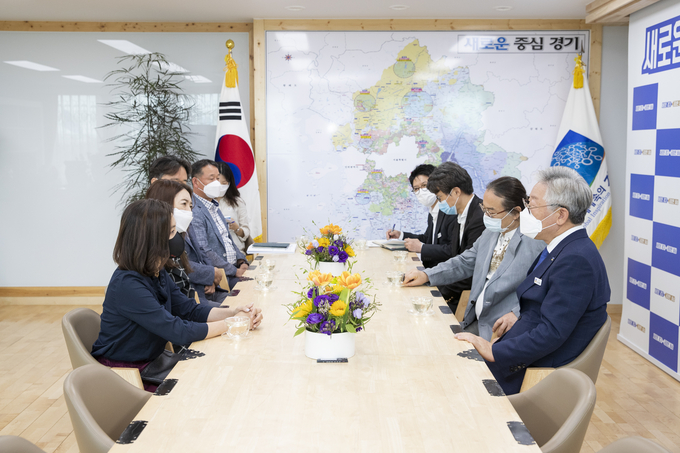 이재명 경기도지사가 DMZ 국제다큐영화제 이사진과 면담하고 있다. (사진=경기도 제공)