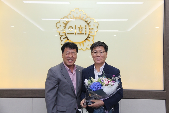 전용균 의원(오른쪽)이 이철영 의장으로부터 표창장을 전달받은 뒤 기념촬영을 하고 있다. (사진=남양주시의회 제공)