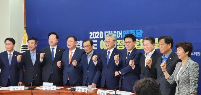 더불어민주당 이해찬 대표와 김태년 원내대표, 이재명 경기도지사 등이 8일 국회에서 열린 '더불어민주당-경기도 예산정책협의회'에 참석해 기념촬영을 하고 있다. (사진=정영선 기자) 