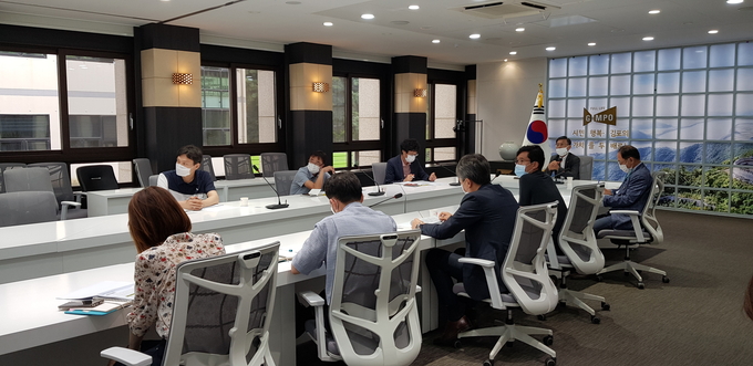 김포시가 정하영 시장의 주재 하에 마을버스공영제 타당성 검토 최종 보고회를 갖고 있다./김포시 제공