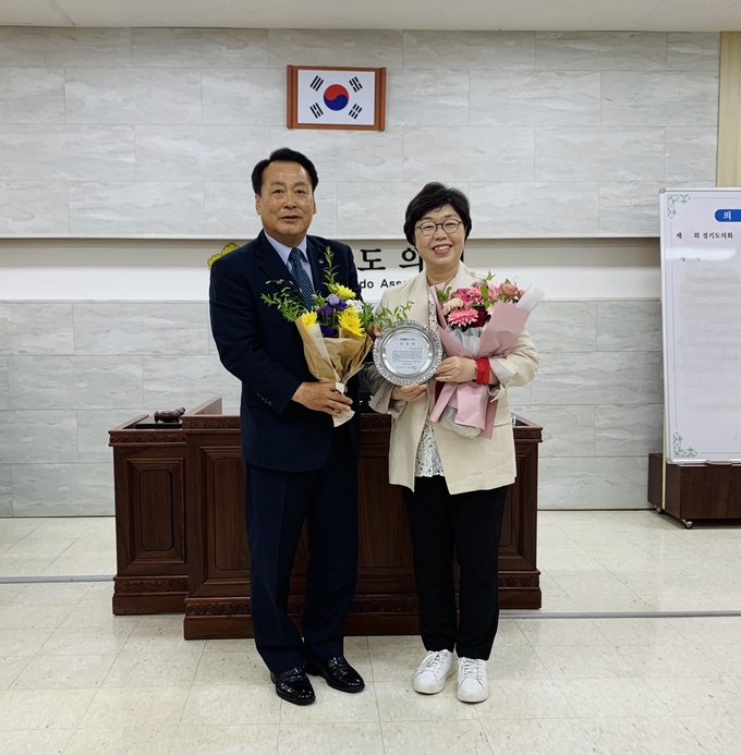 경기도의회 박옥분 여성가족평생교육위원장이 의정활동을 인정받아 공로패를 받고 있다.(사진=경기도의회 제공)