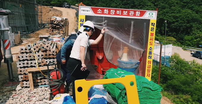 경기도 소방재난본부 관계자가 소화장비를 점검하고 있다.(사진=경기도 제공)