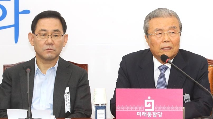 미래통합당 김종인 비상대책위원장(오른쪽)이 9일 국회에서 열린 비상대책위원회의에서 발언하고 있다. 왼쪽은 주호영 원내대표 (사진=연합뉴스) 