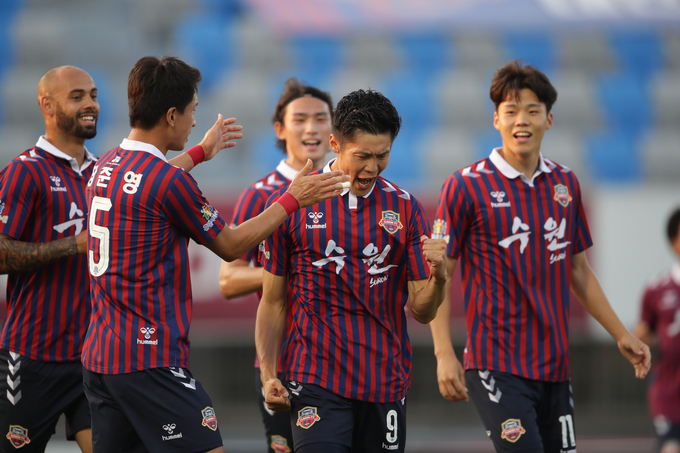 프로축구 K리그2 수원FC가 오는 11일 수원종합운동장에서 열리는 하나원큐 K리그2 2020 10라운드 충남 아산FC와 경기에서 선두 지키기에 나선다. 사진은 지난 4일 서울 이랜드 전에서 승리한 수원FC 선수들의 모습. (사진=한국프로축구연맹 제공)
