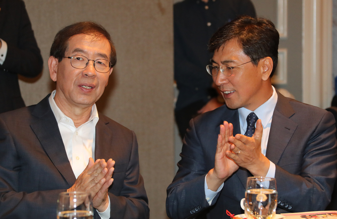 2017년 10월 10일 당시 박원순 서울시장(왼쪽)과 안희정 충남지사가 여의도 켄싱턴 호텔에서 열린 더불어민주당 여성지방의원 워크숍에서 대화하고 있다. (사진=연합뉴스)
