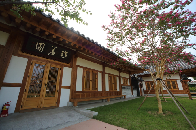 수원문화재단 수원전통문화관이 오는 9월까지 매주 금요일에 온라인 교육 프로그램 ‘다양한 전통을 시식하다(다시다)’를 진행한다. (사진=수원문화재단 제공)