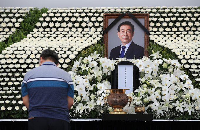 11일 오전 서울시청 앞에 마련된 고 박원순 서울특별시장 분향소에서 시민들이 조문을 하고 있다. (사진=연합뉴스 제공)