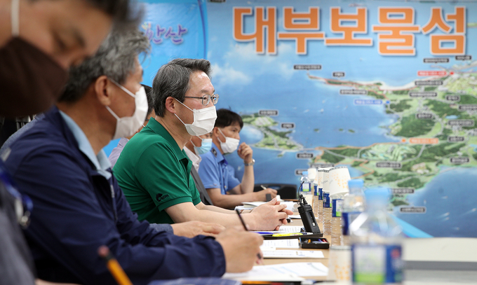 김희겸 경기도 행정1부지사가 10일 '깨끗한 경기바다 만들기' 간담회를 열고 지역주민들과 소통하는 시간을 가졌다.(사진=경기도 제공)