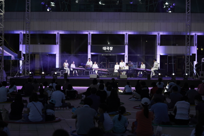 지난 11일 경기아트센터 대극장 앞 야외광장에서 열린 ‘2020 REBOOTING’ 공연에서 경기시나위오케스트라가 공연을 하고 있다. (사진=경기아트센터 제공