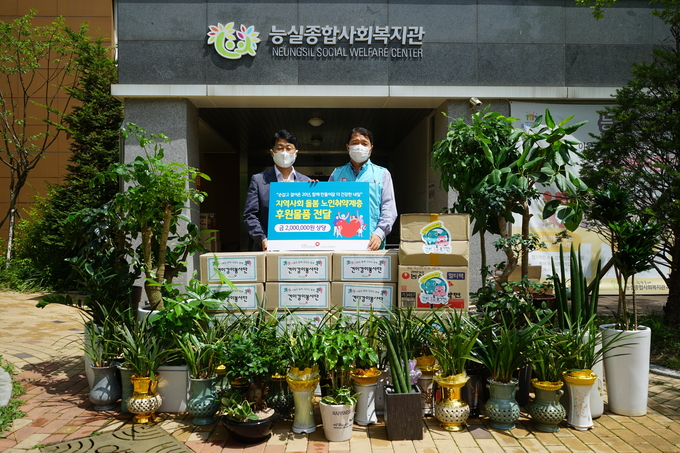 국민건강보험공단 인천경기지역본부, 능실종합사회복지관 관계자가 10일 수원 능실종합사회복지관에서 후원물품 전달 기념촬영을 하고 있다. (사진=국민건강보험공단 인천경기지역본부)