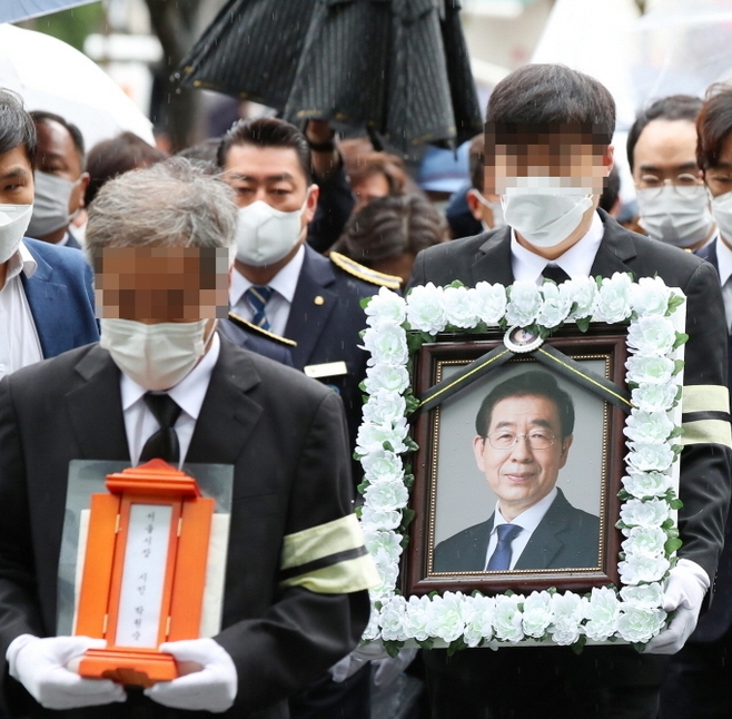  故박원순 시장 영정과 위패가 서울 서초구 추모공원으로 향하고 있다. (사진=연합뉴스) 