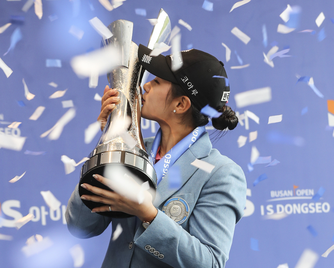 13일 부산 기장군 스톤게이트 컨트리클럽에서 열린 한국여자프로골프(KLPGA)투어 아이에스동서 부산오픈에서 우승한 박현경이 우승 트로피에 입맞춤하고 있다. (사진=연합뉴스 제공)
