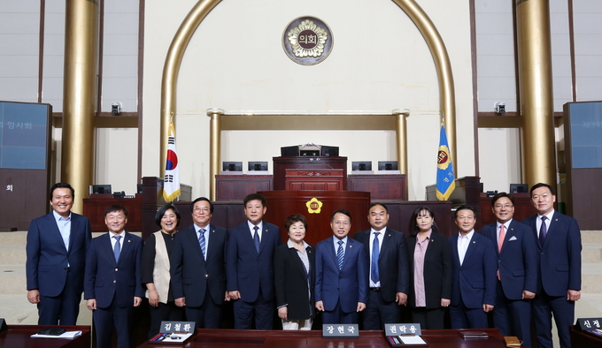 제10대 경기도의회 후반기 상임위원회 위원장들이 13일 오전 제345회 임시회 제2차 본회의에서 상임위원장 선거를 마친 뒤 기념사진을 찍고 있다.(사진=경기도의회 제공)