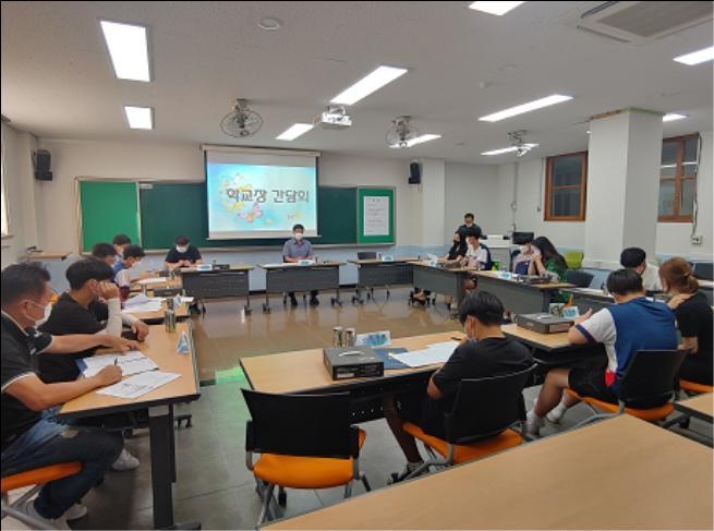 안성중학교가 학교 운동부 학생과 학부모, 지도자들과 함께 전반기 간담회를 개최했다. (사진 = 안성중학교 제공)