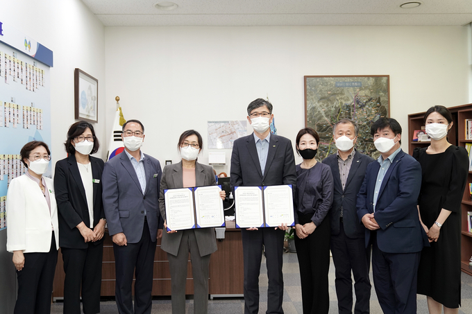 LH 경기지역본부와 성남시청 관계자들이 ‘다함께 돌봄사업 지원을 위한 업무협약' 협약식에서 기념촬여응ㄹ 하고 있다. (사진=LH 경기지역본부)