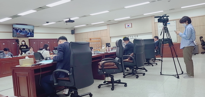 경기도의회 문화체육관광위원회가 14일 경기도의회에서 경기도 문화체육관광국을 상대로 업무보고를 진행하고 있다. (사진-신연경 기자)