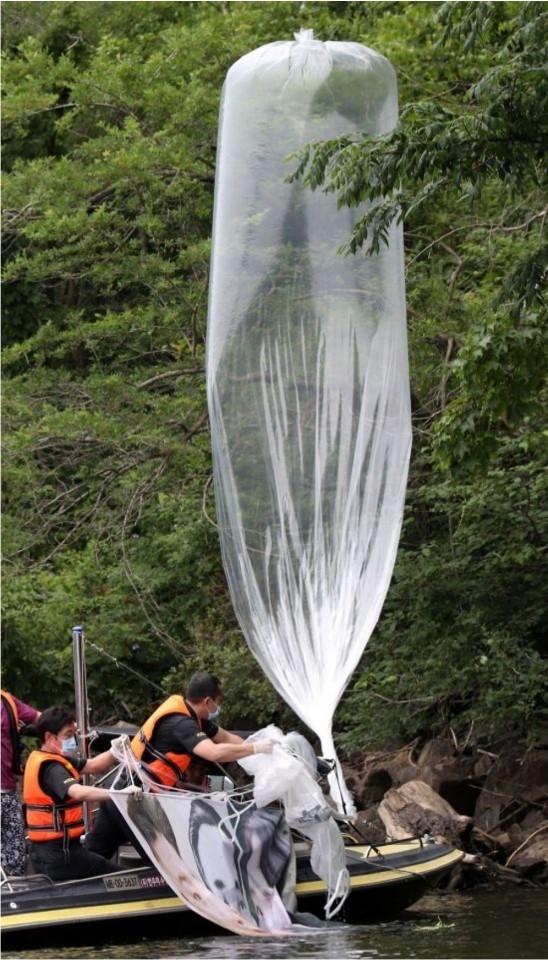 대북전단 수거하는 모습 (사진=연합뉴스)