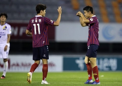 프로축구 K리그2 수원FC가 15일 수원종합운동장에서 열리는 대한축구협회(FA)컵 4라운드에서 부산 아이파크로 8강 진출을 노린다. 사진은 지난 11일 충남 아산과 경기에서 리그 9호골을 뽑은 안병준(오른쪽)과 골을 도운 모재현의 모습. (사진=한국프로축구연맹 제공)