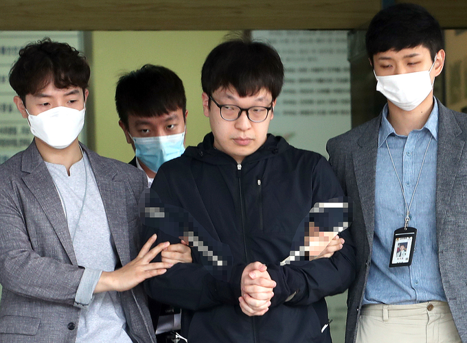 조주빈 성 착취 공범 남경읍이 15일 오전 서울 종로경찰서에서 서울중앙지검으로 송치되고 있다. (사진=연합뉴스 제공)