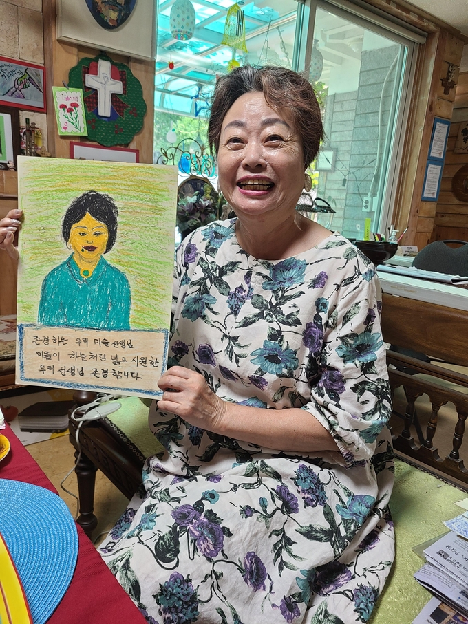 신현옥 한국치매미술협회장이 추억이 담긴 치매어르신의 그림을 소개했다. (사진=신연경 기자)