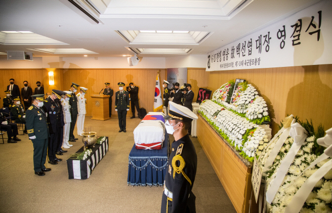 15일 오전 서울 송파구 서울아산병원 장례식장에서 열린 고 백선엽 장군의 영결식에서 참석자들이 묵념하고 있다. (사진=연합뉴스) 