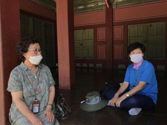 임순이(우), 양경희 수원 화성 문화관광해설사가 지난 10일 화성 행궁 내 자리한 집사청에서 가진 본지와의 인터뷰에서 '코로나 이후 달라진 일상'을 주제로 대화를 나누고 있다. (사진=경기문화재단 제공)