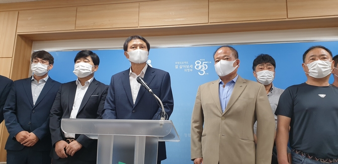 이명철 의정부시 체육회장 및 체육관계자들이 시청에서 기자회견을 하고있다. /의정부시체육회 제공