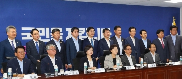 15일 국회 의원회관에서 열린 더불어민주당 국토교통위원들과 국토교통부의 당정협의에서 조응천 간사(아랫줄 왼쪽 두번째 부터), 진선미 위원장, 김현미 장관, 박선호 차관 등이 기념촬영하고 있다. (사진=연합뉴스)