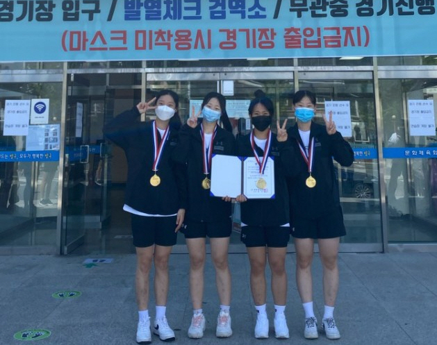 15일 강원도 양구군 양구문화체육관에서 열린 제59회 전국남녀종별펜싱선수권대회에서 여자고등부 에뻬 단체전 우승을 차지한 화성 향남고 펜싱부가 기념촬영을 하고 있다. (사진=향남고 펜싱부 제공)
